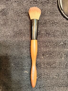 Victoria Beckham 12 Buffer Brush with Wooden Handle
